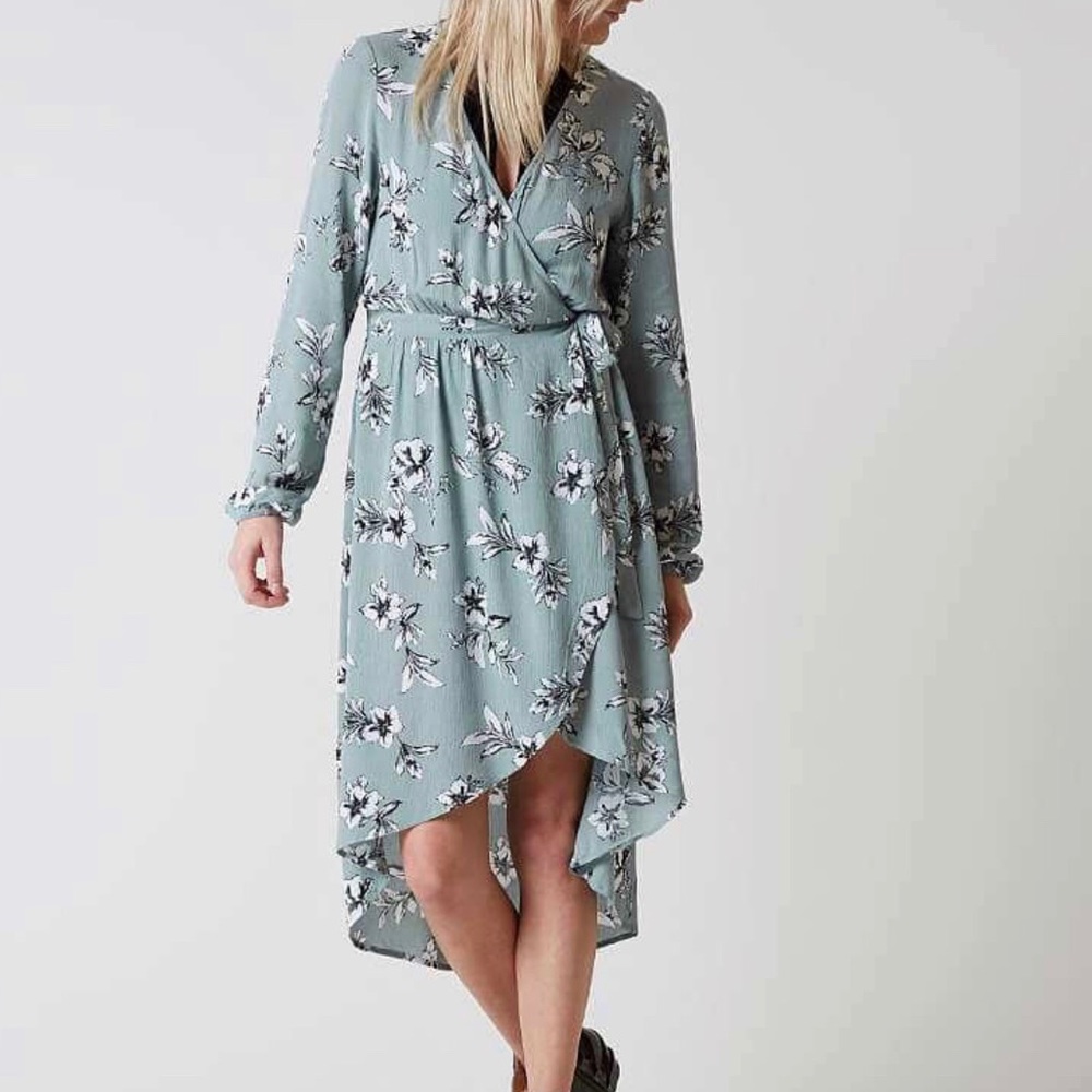 👗Daytrip Wrap Dress 👗.   S
